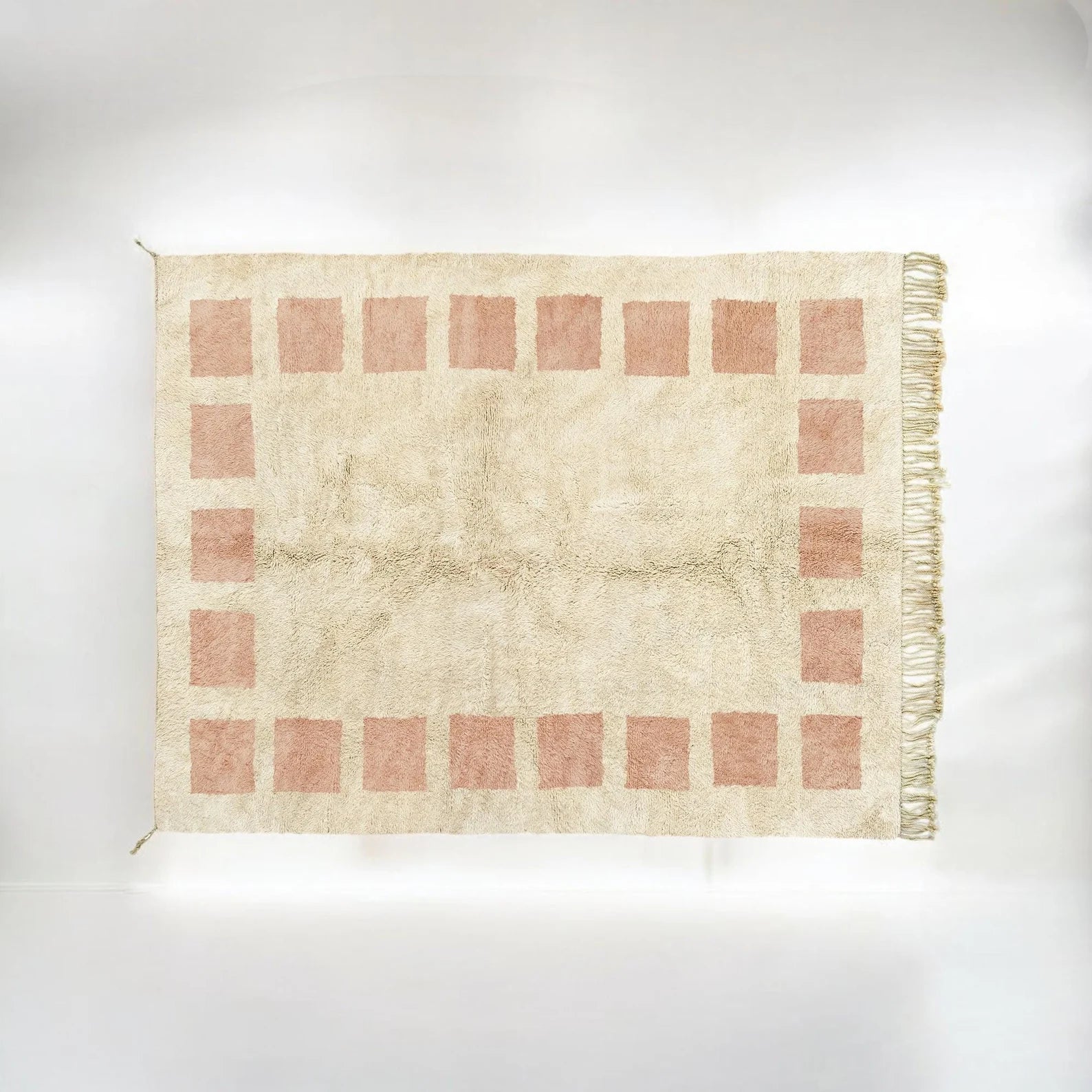 Beni Ourain rug handmade Moroccan rug wool Berber carpet blush pink decor neutral home styling artisanal Moroccan rugs geometric boho rug.
Handwoven Moroccan Beni Ourain wool rug with a blush pink geometric border on an ivory base perfect for cozy interiors.